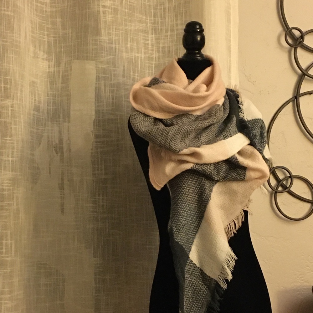 Big Triangular Scarf - Picture 4 of 4